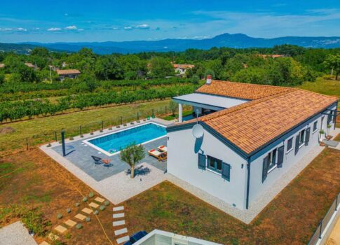 ISZTRIA, LABIN - Ház medencével egy csendes környéken