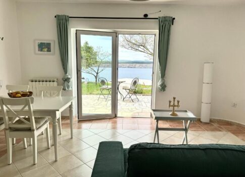 CRIKVENICA, JADRANOVO - tágas apartman a földszinten, 80 m-re a tengertől