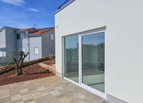 CRES ISLAND, CRES - Apartman kerttel, parkolóval és kilátással a tengerre