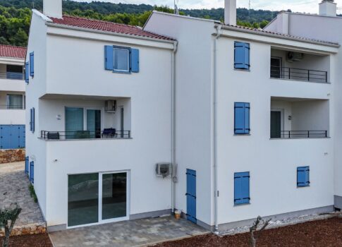 CRES SZIGET, CRES - Apartman 3 hálószobával + fürdőszobával, parkolóval, kilátással a tengerre