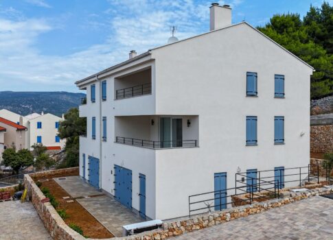 CRES SZIGET, CRES - Kétszintes lakás egy új épületben mediterrán bájjal