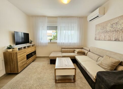 ISZTRIA, NOVA VERUDA - 2BR+DB modern apartman saját udvarral és parkolóval