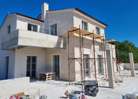 ISZTRIA, POREČ - Újonnan épült villa feszített víztükrű medencével, saját mélygarázzsal és fantasztikus kilátással a tengerre