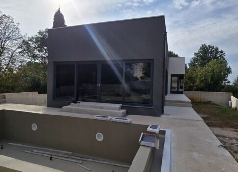 ISZTRIA, BARBAN - Ikerház villa medencével a falu végén