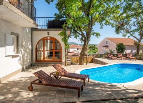 KRK SZIGET, KORNIĆ - villa, 250 m2, MEDENCE, KERT!!!