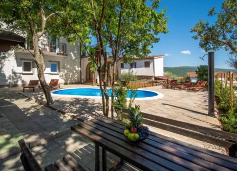 KRK SZIGET, KORNIĆ - villa, 250 m2, MEDENCE, KERT!!!