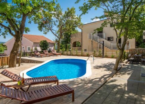 KRK SZIGET, KORNIĆ - villa, 250 m2, MEDENCE, KERT!!!