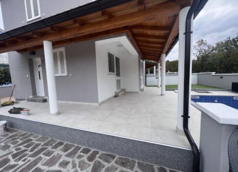 CRIKVENICA, JADRANOVO - Luxus ikervilla medencével!