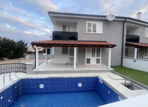 CRIKVENICA, JADRANOVO - Luxus ikervilla medencével!