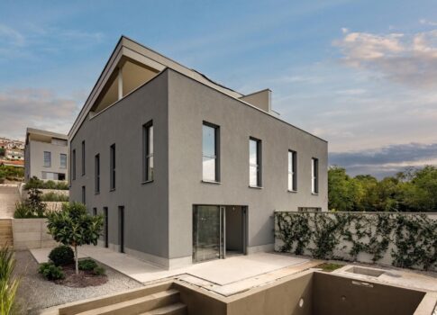 RIJEKA, KOSTRENA - exkluzív apartman medencével - új épület panorámás tengerre néző kilátással! LEHETŐSÉG!