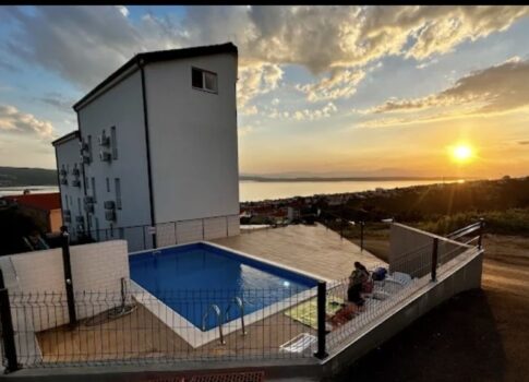 CRIKVENICA - 4 apartman medencével és panorámás kilátással