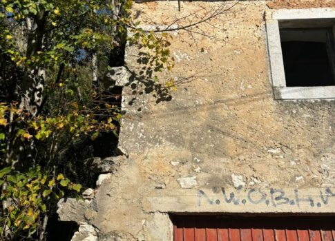 KRALJEVICA, KRIŽIŠĆE - Három ház adaptálható potenciállal + KERT csendes helyen!