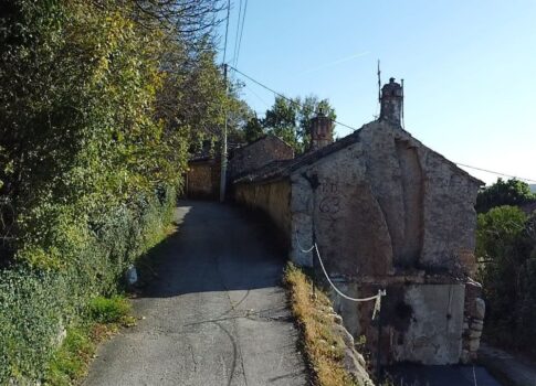 KRALJEVICA, KRIŽIŠĆE - Három ház adaptálható potenciállal + KERT csendes helyen!