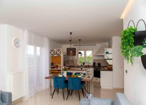 KOSTRENA - Gyönyörű apartman terasszal és nyílt tengerre néző kilátással, kiváló helyen!