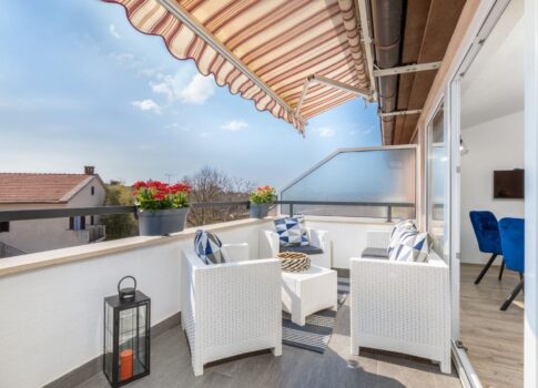 ISZTRIA, FAŽANA (VALBANDON) Gyönyörű kétszintes apartman teraszokkal a tenger közelében!