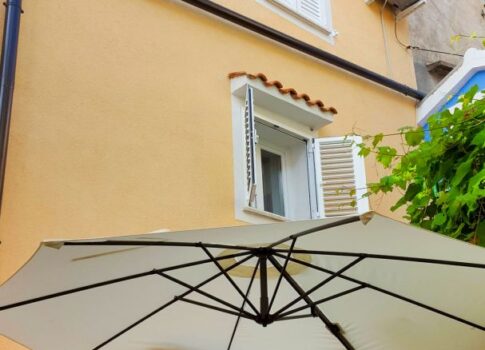 KRK SZIGET, BAŠKA - Ház 2 apartmannal 80 m-re a tengertől és parkolótól