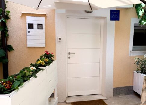 KRK SZIGET, BAŠKA - Ház 2 apartmannal 80 m-re a tengertől és parkolótól