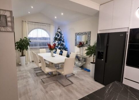 RIJEKA, VIŠKOVO, KÖZPONT - exkluzív apartman Viškovo központjában 5 parkolóhellyel + további 24 m2-es lakás! LEHETŐSÉG!