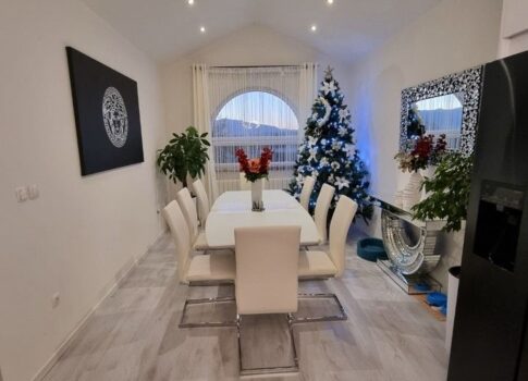 RIJEKA, VIŠKOVO, KÖZPONT - exkluzív apartman Viškovo központjában 5 parkolóhellyel + további 24 m2-es lakás! LEHETŐSÉG!