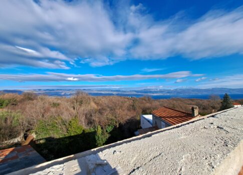 KRK SZIGET - Nyers épület medencével és kilátással a tengerre