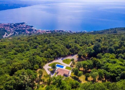 OPATIJA – EXKLUZÍV VILLA OPATIJA KÖZELÉBEN – A luxus és a magánélet oázisa a tenger közelében
