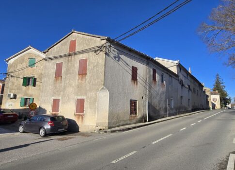 ISZTRIA, BUZET - Felújítandó kőház a határ közelében