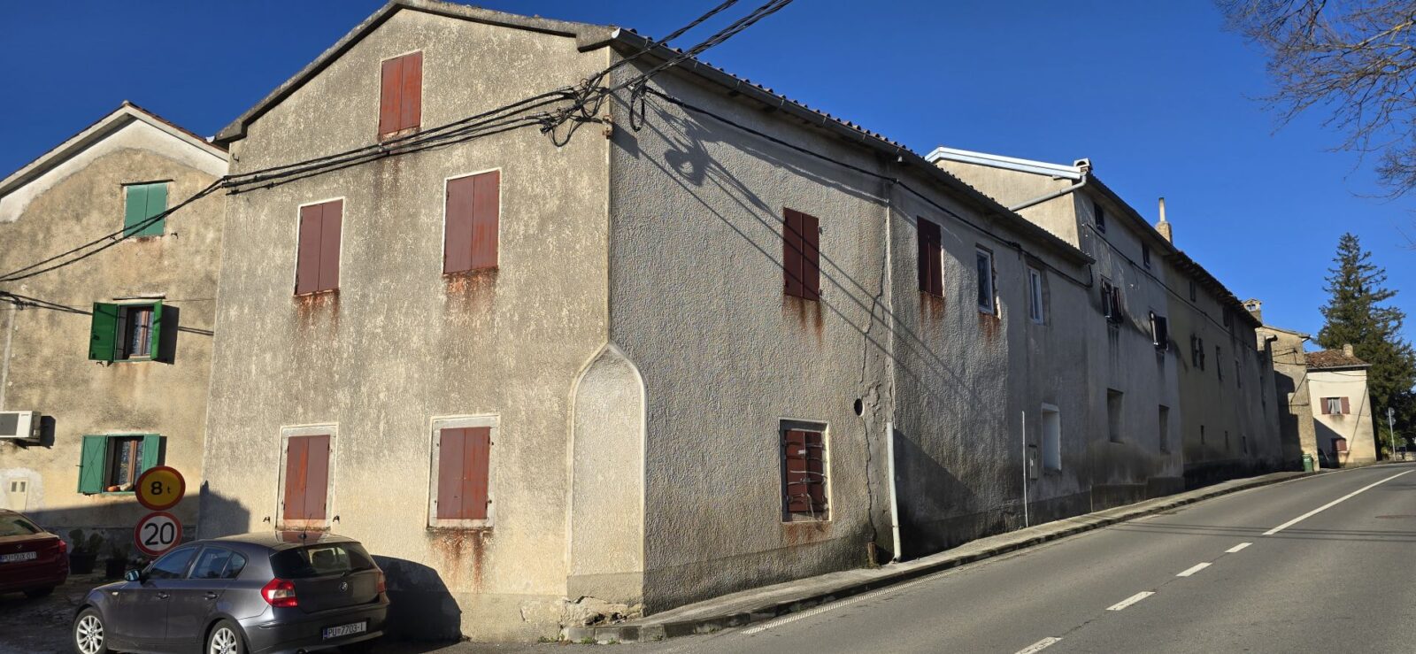 ISZTRIA, BUZET - Felújítandó kőház a határ közelében