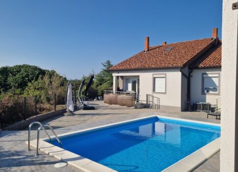 KRK SZIGET, KRK VÁROSA (KÖRNYÉKE) - Apartman egy házban, medencével