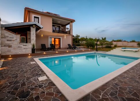 ISZTRIA, PULA - Ház úszómedencével és tágas kerttel