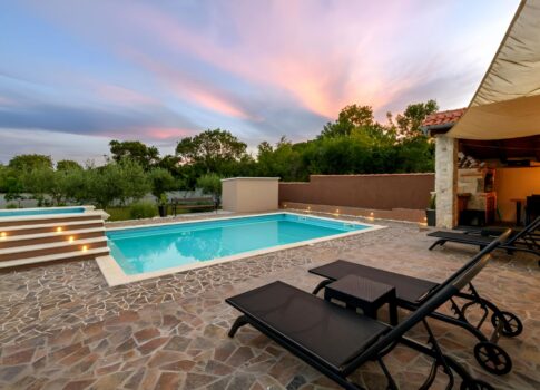 ISZTRIA, PULA - Ház úszómedencével és tágas kerttel