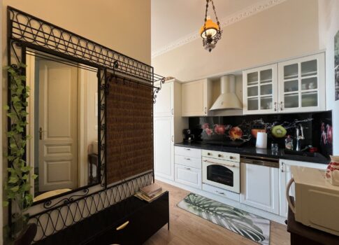 OPATIJA, KÖZPONT - Apartman kilátással és parkolóval egy történelmi villában