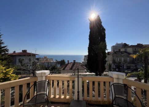 OPATIJA, KÖZPONT - Apartman kilátással és parkolóval egy történelmi villában