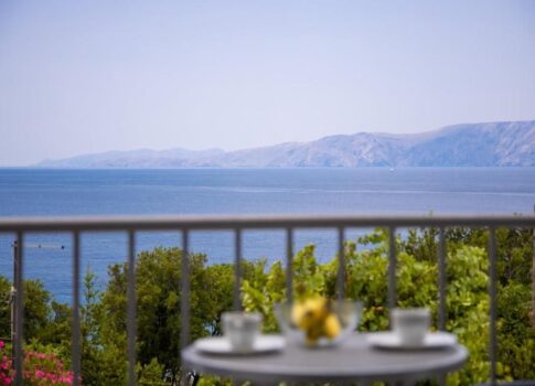 NOVI VINODOLSKI (környéke) - villa 50 méterre a tengertől medencével és garázzsal