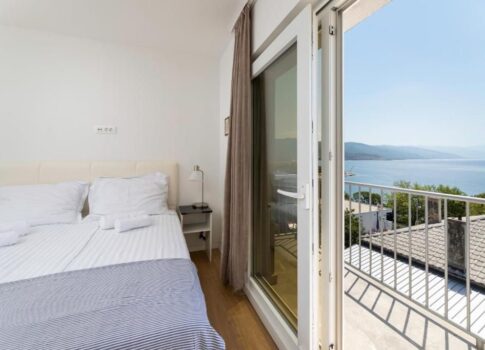 NOVI VINODOLSKI (környéke) - villa 50 méterre a tengertől medencével és garázzsal