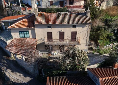 KRK SZIGET - Ház udvarral és tengerre néző kilátással, a romantikus Vrbnik szívében