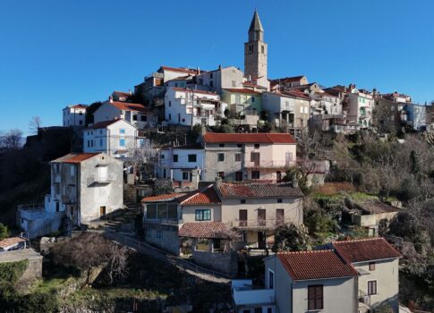 KRK SZIGET - Ház udvarral és tengerre néző kilátással, a romantikus Vrbnik szívében