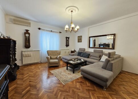 ISZTRIA, PJEŠČANA UVALA - Gyönyörű apartman villa néhány lépésre a strandtól!