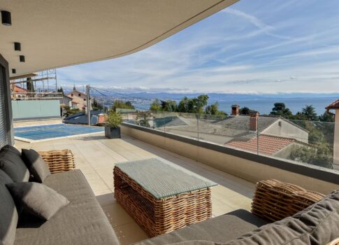 OPATIJA, KÖZPONT - modern apartman saját medencével, nagy terasszal és kilátással a tengerre Abbázia kellős közepén