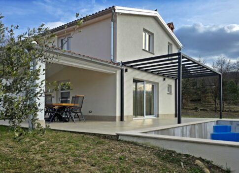 ISZTRIA, CEROVLJE - Ház úszómedencével és két építési telekkel