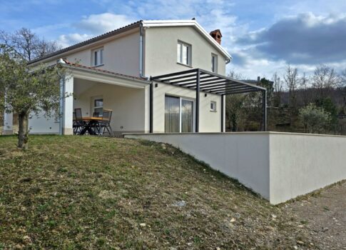 ISZTRIA, CEROVLJE - Ház úszómedencével és két építési telekkel