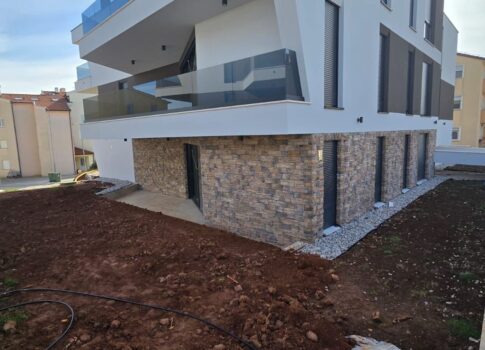 ISZTRIA, LIŽNJAN - Exkluzív új épület a földszinten kerttel és úszómedencével