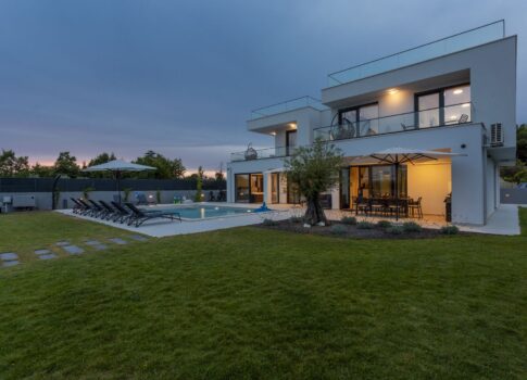 ISZTRIA, BANJOLE - Modern villa 300 m-re a tengertől, kizárólag a DUX számára!