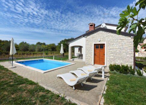 ISZTRIA, SVETI LOVREČ - Tökéletesen berendezett ház medencével, ideális turisztikai bérbeadásra