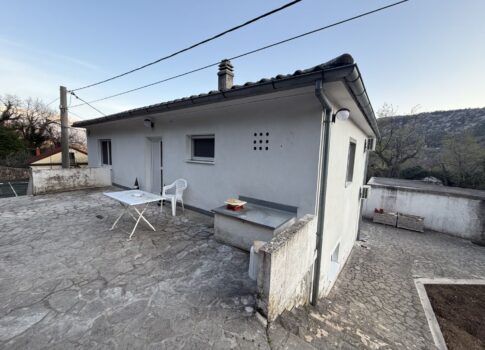 NOVI VINODOLSKI, BRIBIR - Családi ház, 2 lakás, garázs, bútorozott!
