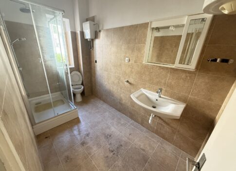 CRIKVENICA - Duplex lakás felújításra, 1. sor a tenger felé!