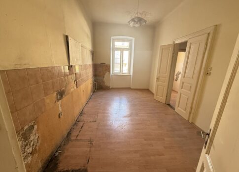 CRIKVENICA - Duplex lakás felújításra, 1. sor a tenger felé!