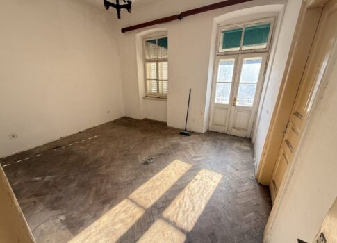 CRIKVENICA - Duplex lakás felújításra, 1. sor a tenger felé!