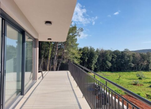 ISZTRIA, ROVINJ - Bútorozott lakás egy új épületben, 1. emelet, 800 méterre a tengertől