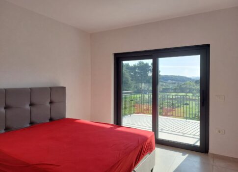 ISZTRIA, ROVINJ - Bútorozott lakás egy új épületben, 1. emelet, 800 méterre a tengertől