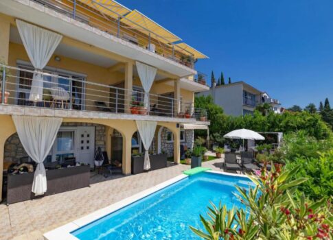 CRIKVENICA, DRAMALJ - 6 apartmanos ház, 200 méterre a tengertől